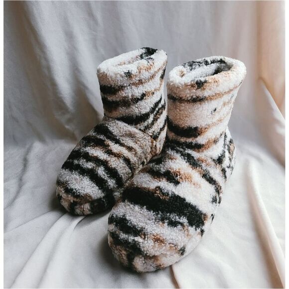 🆕️Holiday Collection// Faux sherpa boots - Picture 5 of 5